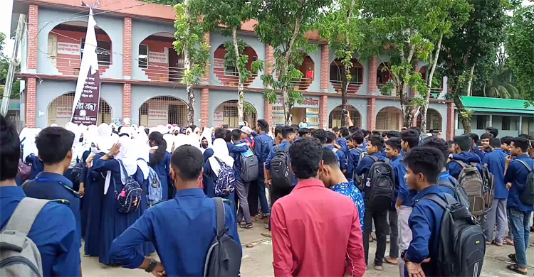 ছাত্রীনিবাসে থাকেন কলেজশিক্ষক, প্রতিবাদ শিক্ষার্থীদের