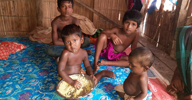 ক্যানসারে মায়ের মৃত্যু, খেয়ে না খেয়ে দিন কাটছে চার শিশুর