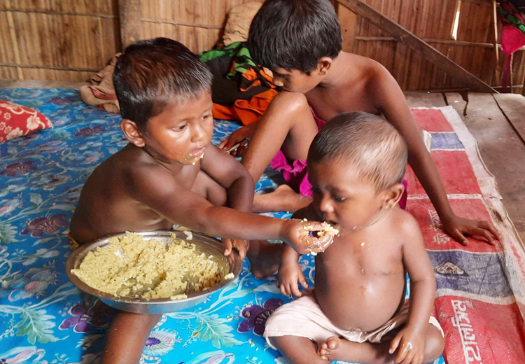 ক্যানসারে মায়ের মৃত্যু, খেয়ে না খেয়ে দিন কাটছে চার শিশুর