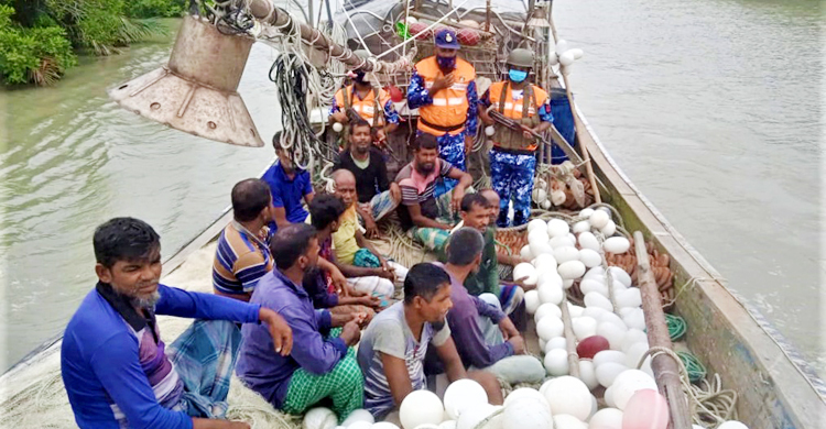 ইঞ্জিন বিকল হয়ে সাগরে ভাসছিল ট্রলার, দুইদিন পর ১৩ জেলে উদ্ধার