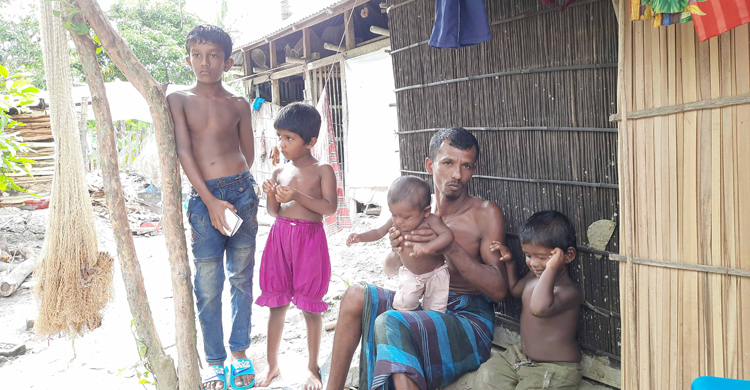 ক্যানসারে মায়ের মৃত্যু, খেয়ে না খেয়ে দিন কাটছে চার শিশুর