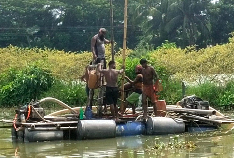 ড্রেজারে বালু উত্তোলন, ঝুঁকিতে খানজাহান আলী বিমানবন্দর এলাকা