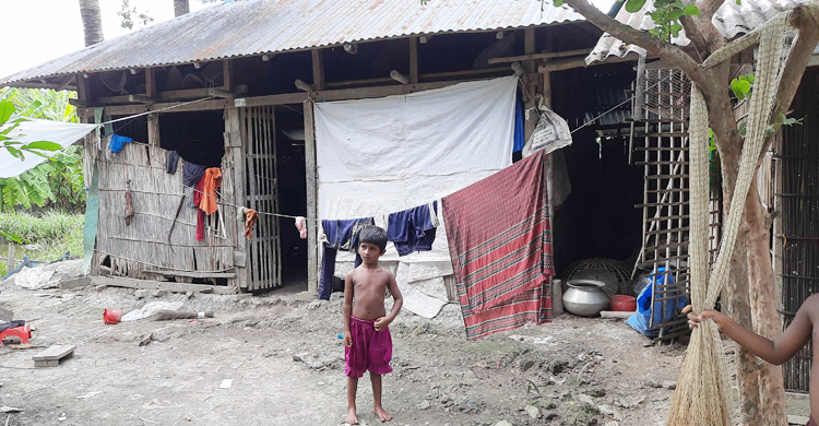 ক্যানসারে মায়ের মৃত্যু, খেয়ে না খেয়ে দিন কাটছে চার শিশুর