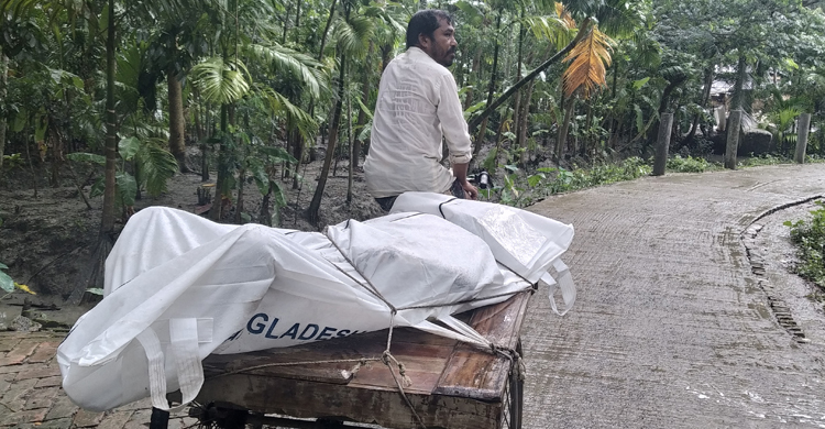 পানির স্রোতে ভেসে যাচ্ছিল লাশটি