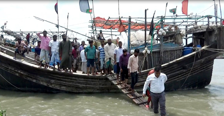 নিষেধাজ্ঞা অমান্য করে মাছ শিকার, ২ ট্রলার মালিকের জেল