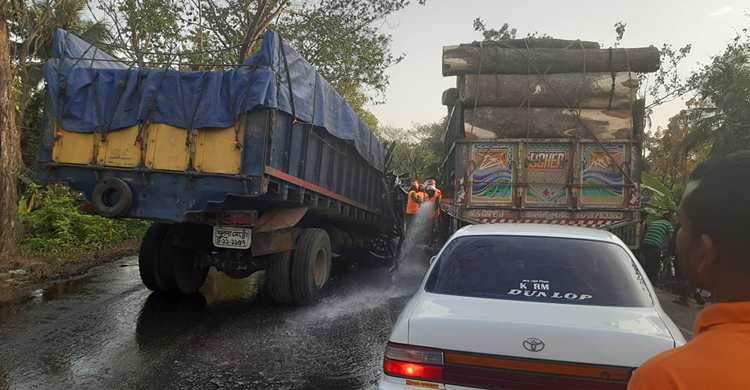 ফকিরহাটে বাস-ট্রাকের সংঘর্ষে নারী-শিশুসহ নিহত ৫