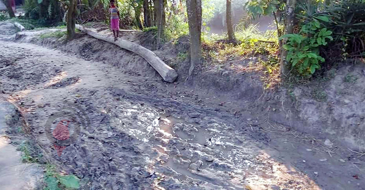 সড়ক খুঁড়েই ঠিকাদার উধাও, সীমাহীন দুর্ভোগ গ্রামবাসীর