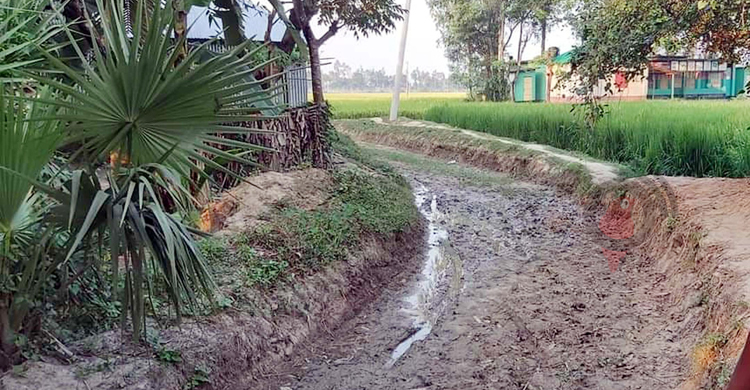 সড়ক খুঁড়েই ঠিকাদার উধাও, সীমাহীন দুর্ভোগ গ্রামবাসীর