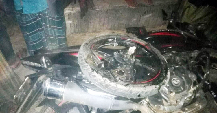 মোটরসাইকেল থেকে ছিটকে পড়ে প্রাণ গেলো দুই বন্ধুর