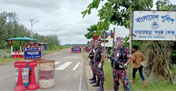 ওসি প্রদীপসহ তিন আসামিকে নিয়ে বাহারছড়া চেকপোস্টে র‌্যাব