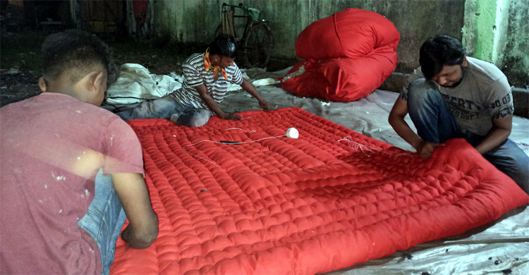 দম ফেলার সময় পাচ্ছেন না লেপ-তোশকের কারিগররা