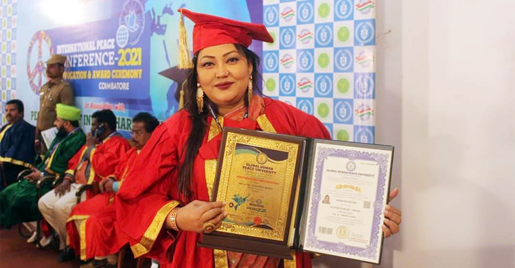 ভারত থেকে ডক্টরেট ডিগ্রি পেলেন ফোক সম্রাজ্ঞী মমতাজ
