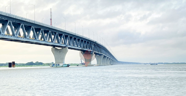 যে কারণে বাঁকা পদ্মা সেতু