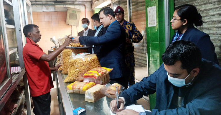 সনদ ছাড়া পণ্য বিক্রি করায় যাত্রাবাড়ীতে দুই বেকারিকে জরিমানা