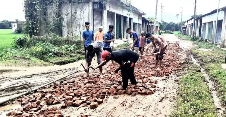 স্বেচ্ছাশ্রমে সড়ক সংস্কার করলেন বালাগঞ্জের যুবকরা