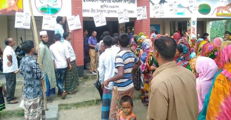 ব্যালটবাক্স ছিনতাই করে নিয়ে গেলেন প্রার্থীর সমর্থকরা