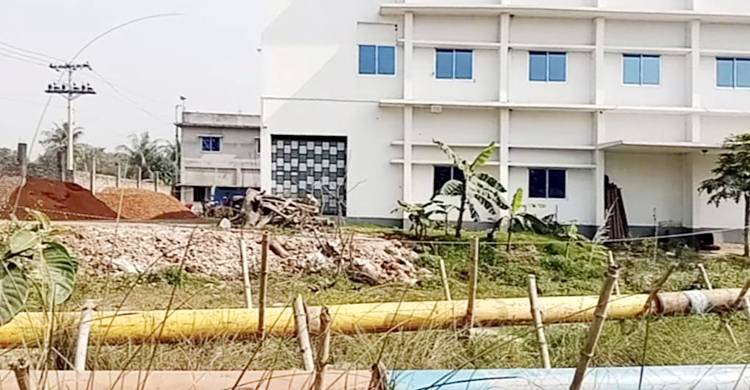 বালু ফেলে জমি দখলের চেষ্টা, বাধা দেওয়ায় প্রাণনাশের হুমকি