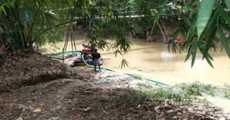 আদালতের নিষেধাজ্ঞার পরও অবৈধভাবে বালু উত্তোলন