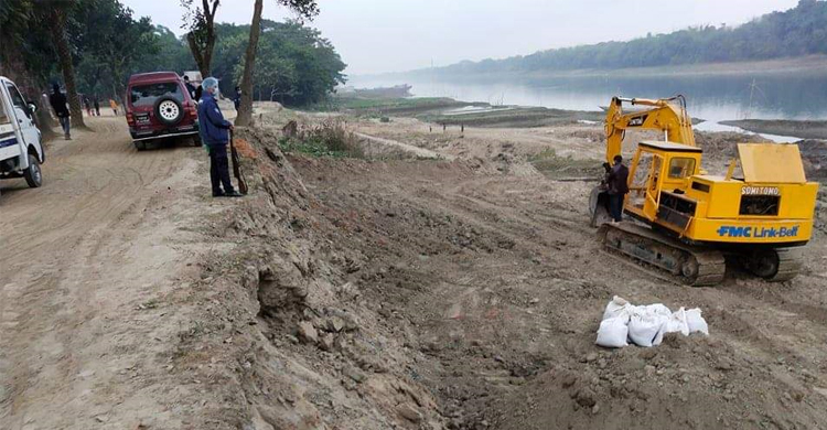 শীতলক্ষ্যায় অবৈধভাবে মাটি কাটায় লাখ টাকা জরিমানা