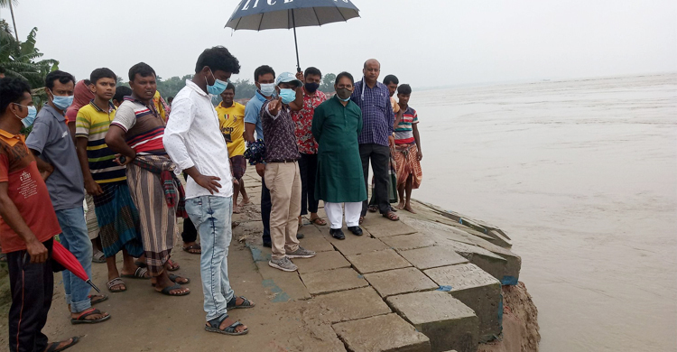 পদ্মার তীর রক্ষা বাঁধে ধস, হুমকির মুখে মসজিদসহ শিক্ষাপ্রতিষ্ঠান