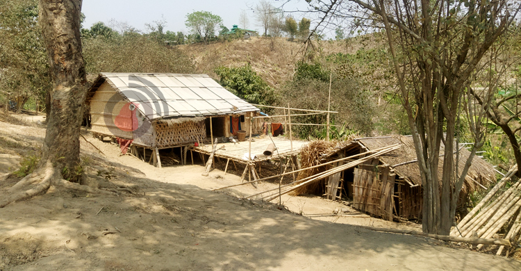 প্রাণে বাঁচতে ৩০ কিমি হেঁটে পাড়া ছেড়েছে ৩ বছরের শিশুও