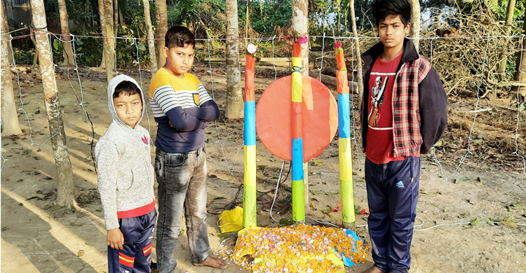 টাঙ্গাইলে কলাগাছের তৈরি শহীদ মিনারে শিশুদের শ্রদ্ধা