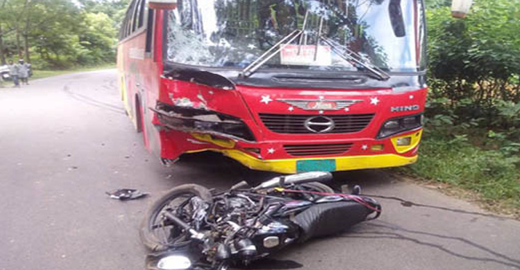 বেপরোয়া বাসের চাপায় প্রাণ গেলো মোটরসাইকেল আরোহীর