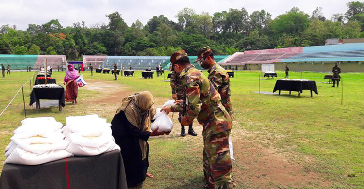 বান্দরবানে সেনাবাহিনীর ‘এক মিনিটের ঈদ বাজার’