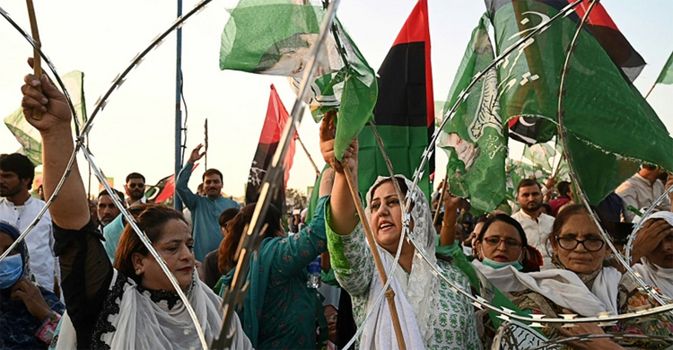 ইমরান খানের পদত্যাগ দাবিতে উত্তাল পাকিস্তান