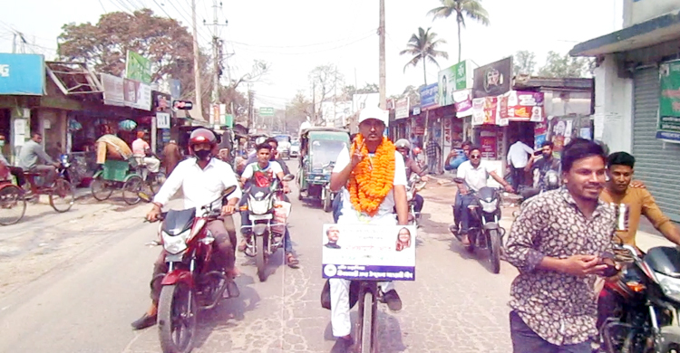 বঙ্গবন্ধুর কবর জিয়ারতে বাইসাইকেলে টুঙ্গিপাড়া যাচ্ছেন যুবক