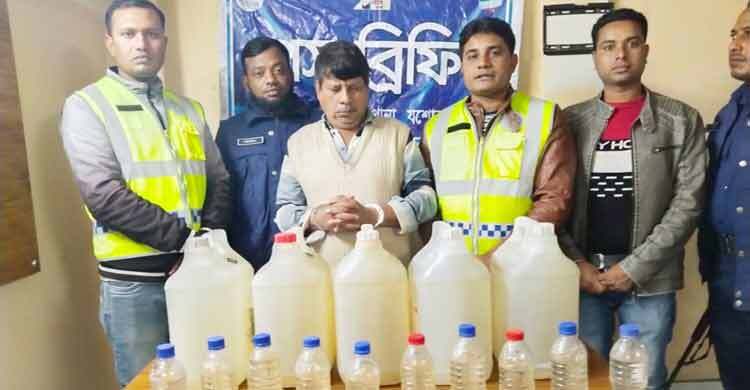 বেনাপোলে চোলাই মদসহ কারবারি আটক