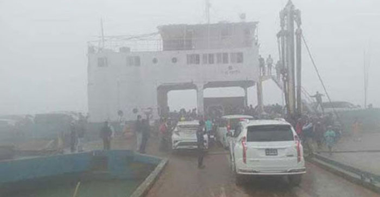 কুয়াশায় বাংলাবাজার-শিমুলিয়া রুটে ফেরি চলাচল বন্ধ