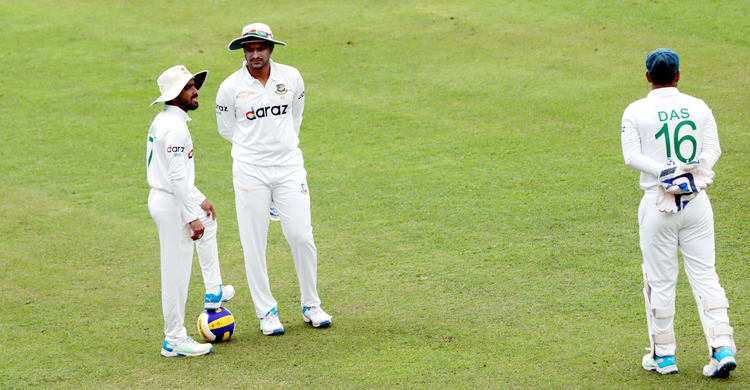 ৩৮ বলে শেষ দ্বিতীয় দিনের খেলা
