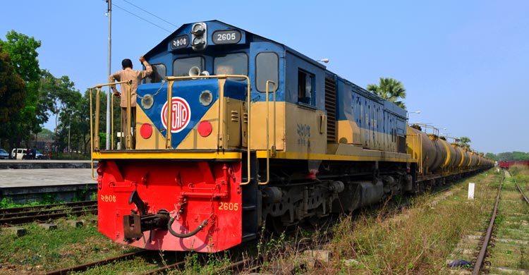 Bangladesh receives first parcel train carrying dry chilies from India