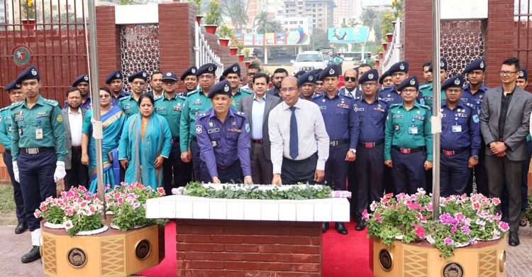 বঙ্গবন্ধুর প্রতিকৃতিতে পুলিশ অ্যাসোসিয়েশনের শ্রদ্ধা