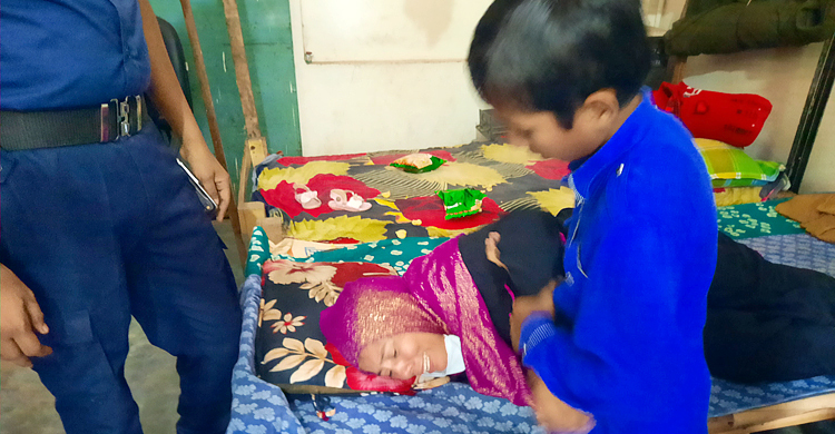 ব্যাংক থেকে ফেরার পথে নারীর কাছ থেকে লাখ টাকা ছিনতাই