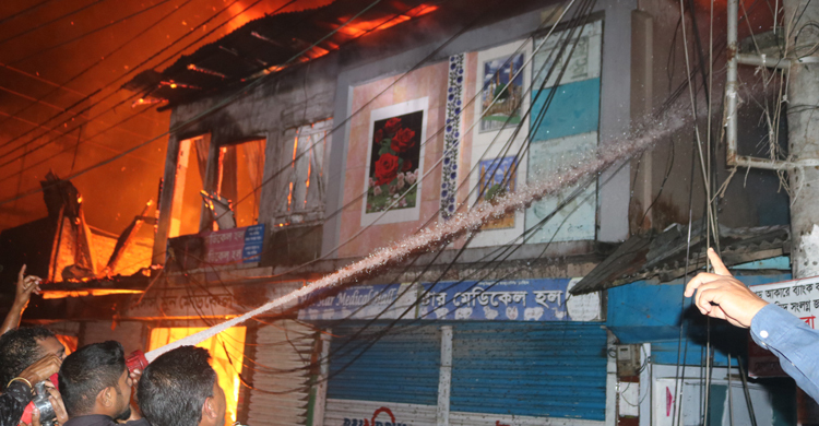 বরগুনায় অগ্নিকাণ্ডে ১৫ দোকান পুড়ে ছাই