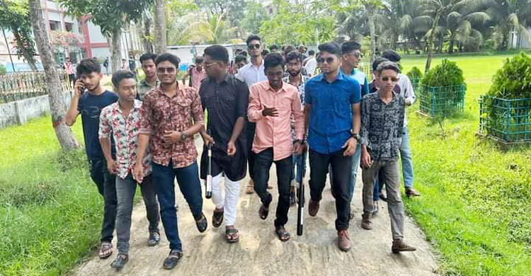 বরগুনায় লাঠি হাতে ছাত্রলীগের মহড়া