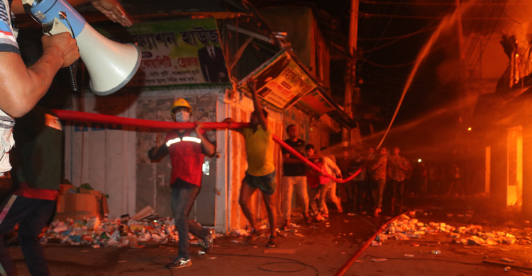 বরগুনায় অগ্নিকাণ্ডে ১৫ দোকান পুড়ে ছাই