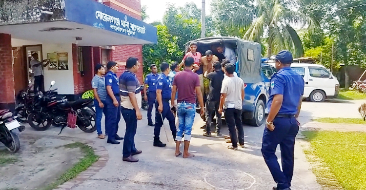 মুরগির খোপ থেকে বাবা, বাগান থেকে ছেলে গ্রেফতার