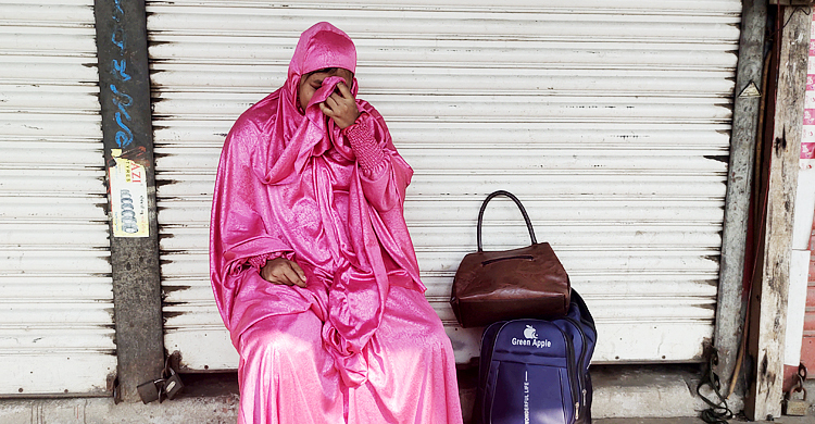 স্ত্রীকে রাস্তায় ফেলে রেখে স্বামী উধাও