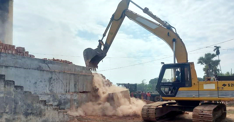 শ্রীপুরে গুঁড়িয়ে দেওয়া হলো ৫ ইটভাটা, জরিমানা ২০ লাখ