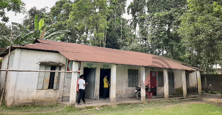 বড়াইগ্রামে জরাজীর্ণ শ্রেণিকক্ষ নিয়ে উদ্বিগ্ন শিক্ষক-অভিভাবক