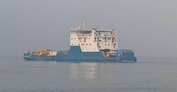 ৬ ঘণ্টা পর পাটুরিয়া-দৌলতদিয়ায় ফেরি চলাচল শুরু