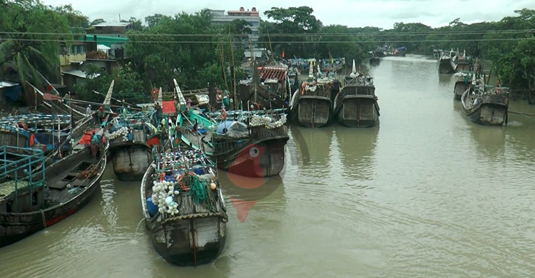 তীরে ফিরছে শতশত মাছ ধরার ট্রলার, কোটি টাকা লোকসান