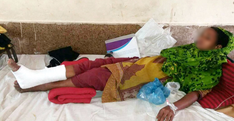 কলা কেটে নেয়ার প্রতিবাদ করায় গৃহবধূকে পিটিয়ে আহত