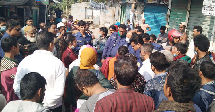 মুখে রুমাল বেঁধে মেয়র প্রার্থীর স্ত্রীর ওপর হামলা