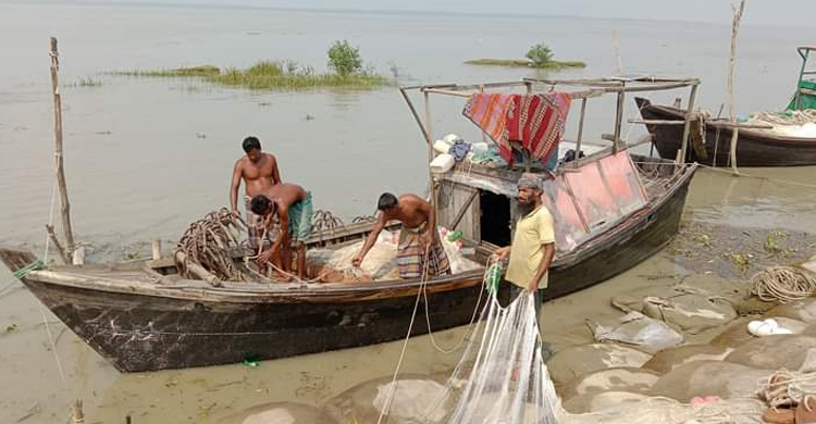 ধরা পড়ছে না ইলিশ, হতাশ জেলেরা