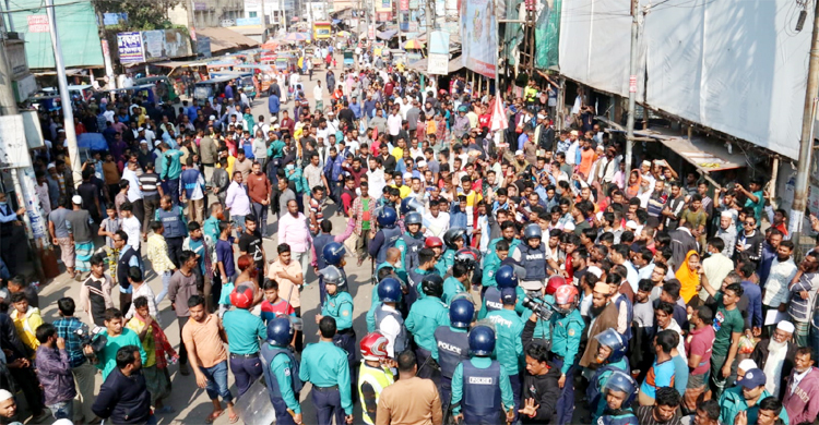 খাবার বিল ১০ টাকা কম দেওয়ায় বরিশালে সংঘর্ষ, ২ পুলিশ আহত