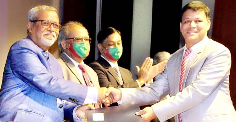 স্বর্ণপদক পেলেন বরিশাল আঞ্চলিক নির্বাচন কর্মকর্তা আলাউদ্দীন